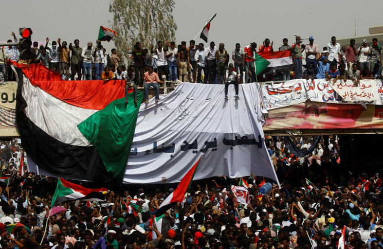 عام على سقوط البشير.. السودان يحاول التغلب على أزماته 