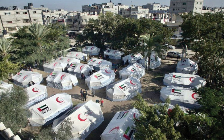 الهلال الأحمر الإماراتي يواصل توزيع الطرود الغذائية على أهالي رفح