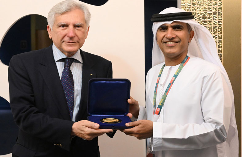 الاتحاد الدولي للمبارزة يكرم القاسمي والمطروشي تقديرا لجهودهما في إنجاح بطولة العالم «دبي 2022»