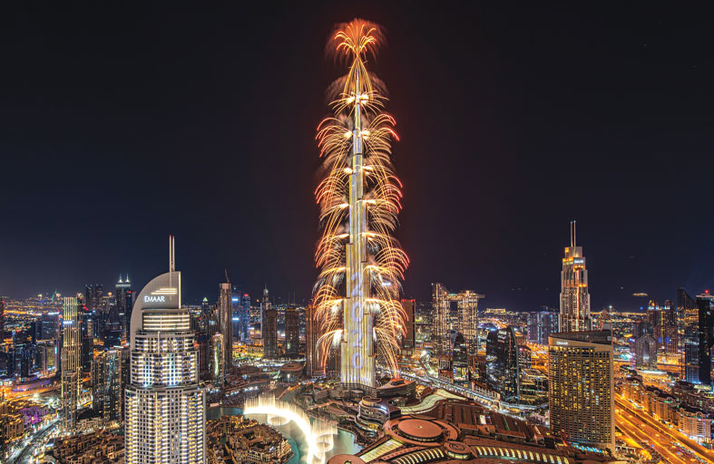 برج خليفة يبهر العالم بعرضٍ مذهل وسط مدينة دبي بمناسبة رأس السنة الجديدة