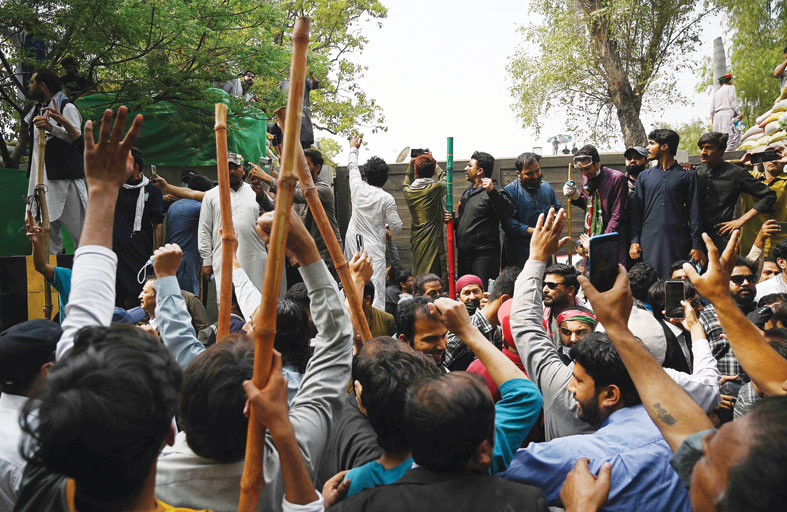 أنصار عمران خان يستمرون بالاشتباك مع الشرطة