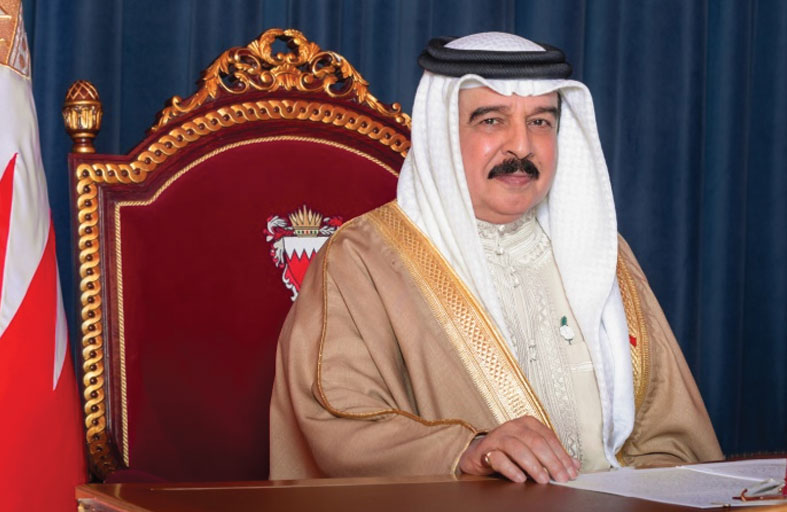 ملك البحرين يبحث مع قائد القيادة المركزية الأمريكية تطورات الأحداث الإقليمية والدولية