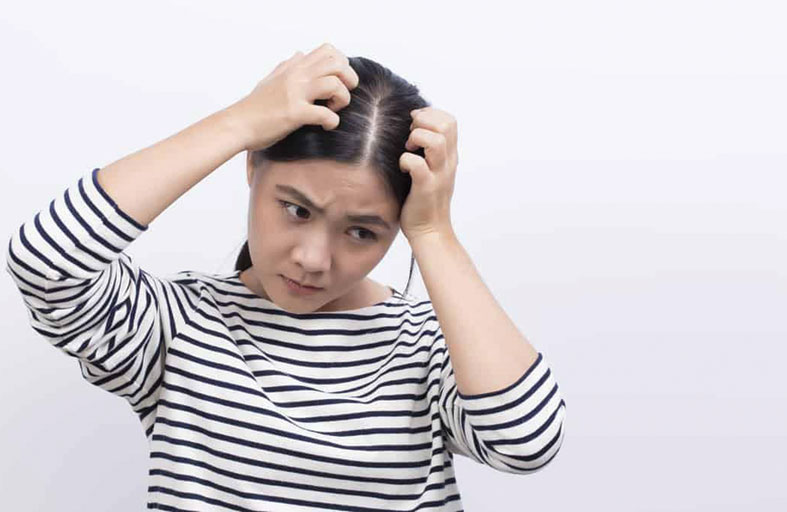 أسباب حكة الجلد وفروة الرأس وطرق تخفيفها