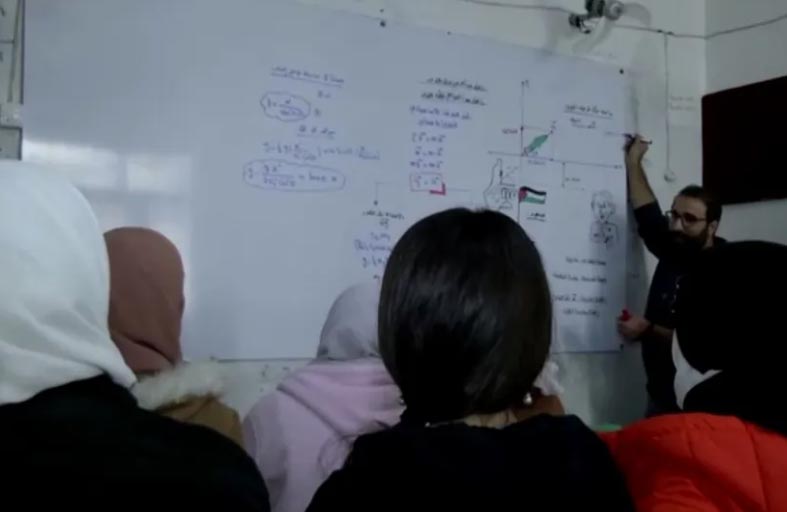 معلم فيزياء يستخدم أمثلة من حرب غزة لتبسيط الدروس لطلابه 