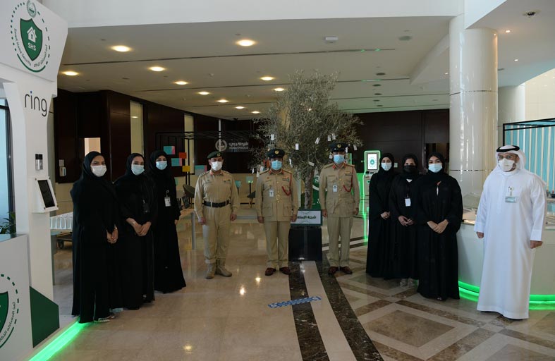 شرطة دبي تغرس «شجرة الامتنان» ضمن مبادرات السعادة والإيجابية