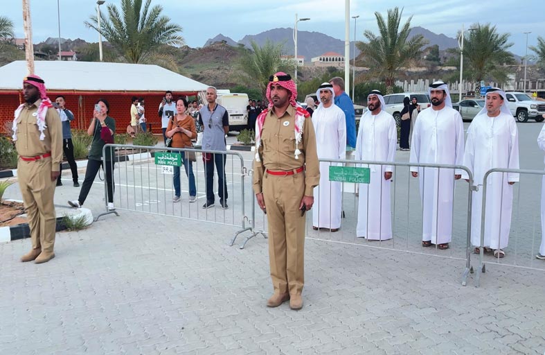 مدفع شرطة دبي يجمع أهالي منطقة حتا في أجواء رمضانية دينية 