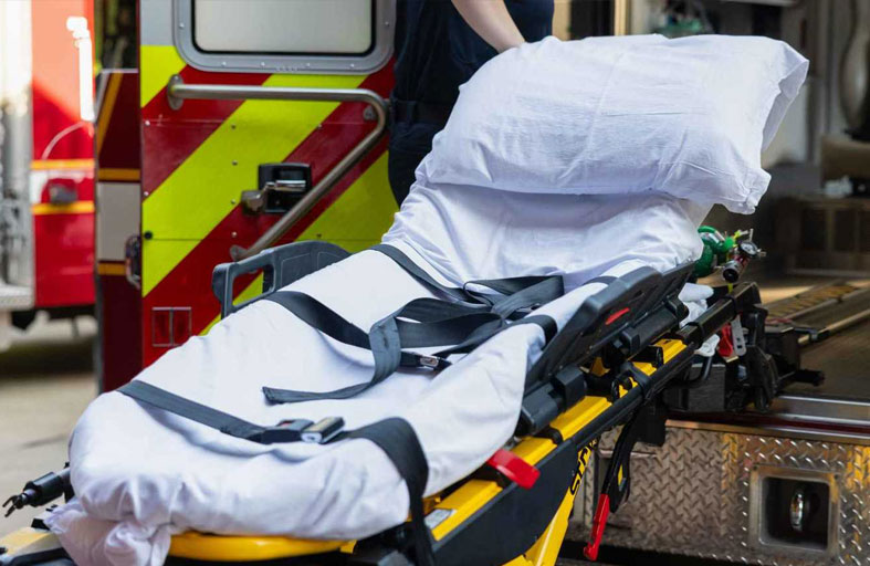 سقوط مريضة من سيارة إسعاف 