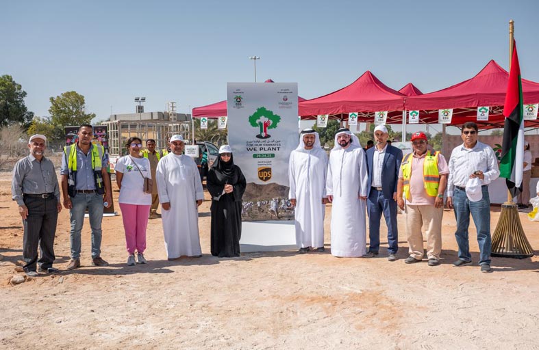 بلدية مدينة أبوظبي تزرع مئات الأشجار على طريق أبوظبي-دبي من السوق الأبيض وحتى جسر العجبان