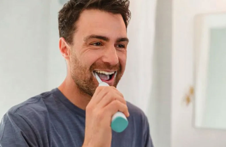 خطأ في روتين تنظيف الأسنان يسبب رائحة الفم الكريهة