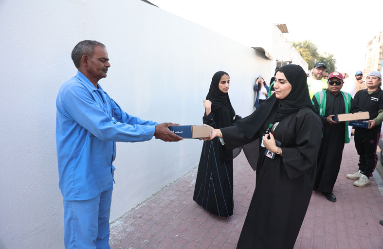 «الدعم اللوجستي» في شرطة دبي توزع 1000 وجبة إفطار صائم