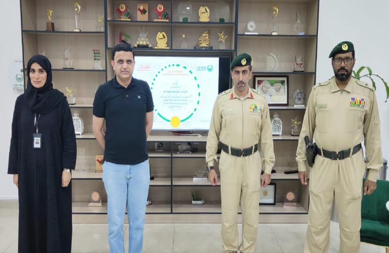 شرطة دبي تُكرم رجلين سلما مركز القصيص 52 ألف درهم