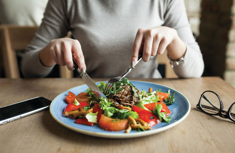 تعرفي إلى قائمة الأطعمة المعززة للطاقة واستراتيجية توزيع الوجبات