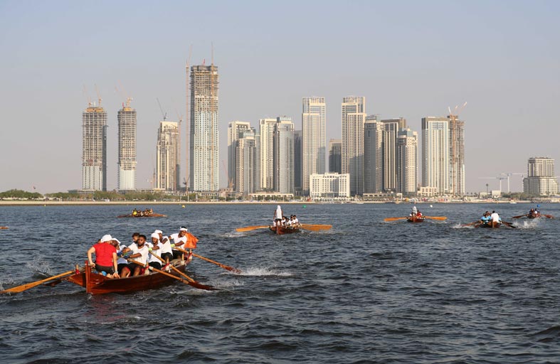 قوارب التجديف تبحر في قناة دبي المائية السبت