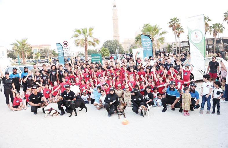 شرطة دبي تحتفل باليوم العالمي للسياحة في كايت بيتش