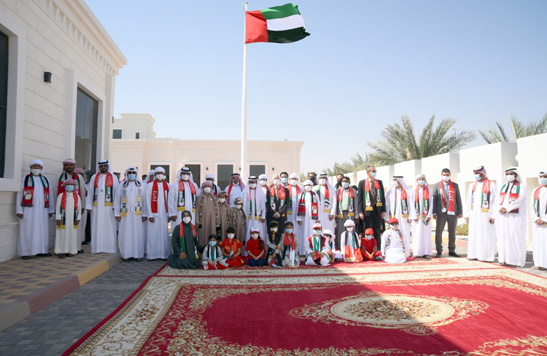 مجموعة بن حم ترفع علم الدولة 
