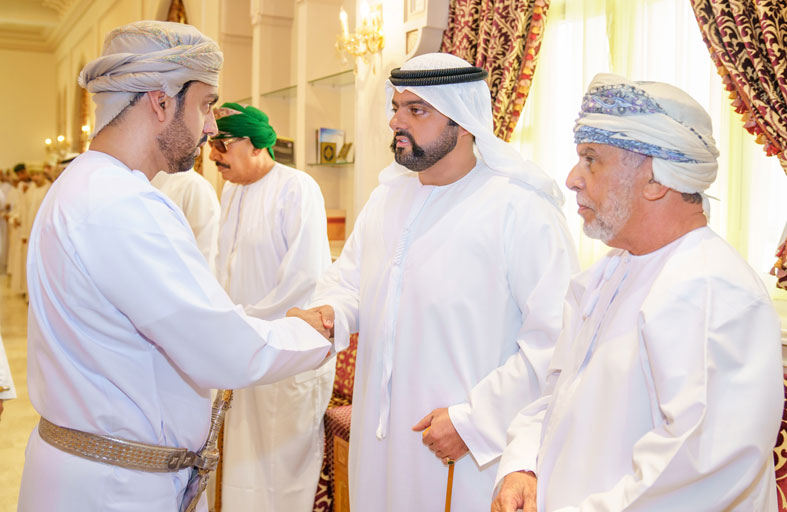 محمد الشرقي يقدم واجب العزاء في وفاة الشيخ هلال بن سلطان الحوسني بسلطنة عمان
