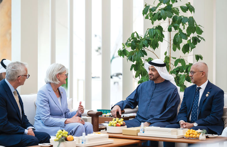 محمد بن زايد وسام موستين يؤكدان أهمية استقرار المنطقة وحل النزاعات في العالم بالحوار  