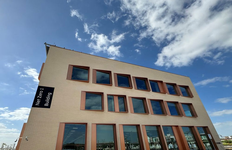 مدينة مصدر تستكمل أول مبنى مكتبي صفري الطاقة في المنطقة