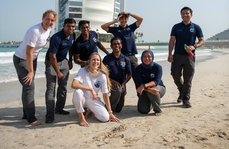 مشروع دبي لإعادة تأهيل السلاحف يطلق 21 سلحفاة بحرية إلى مياه الخليج العربي بعد إعادة تأهيلها 