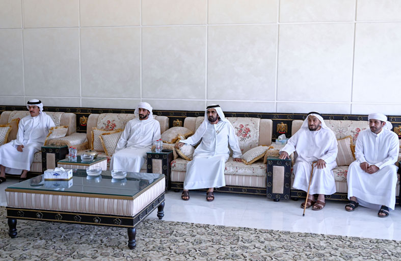 محمد بن راشد يقدم واجب العزاء في وفاة زوجة سعيد بن عمهي المنصوري