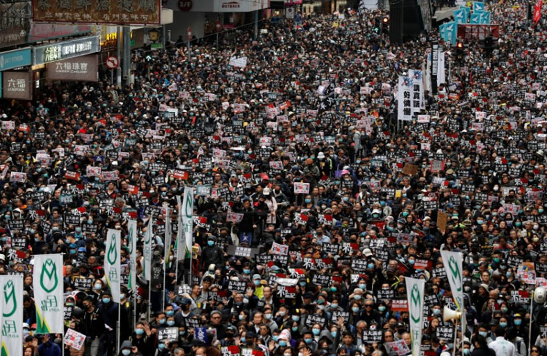 الآلاف يشاركون في احتجاجات  جديدة بهونج كونج 