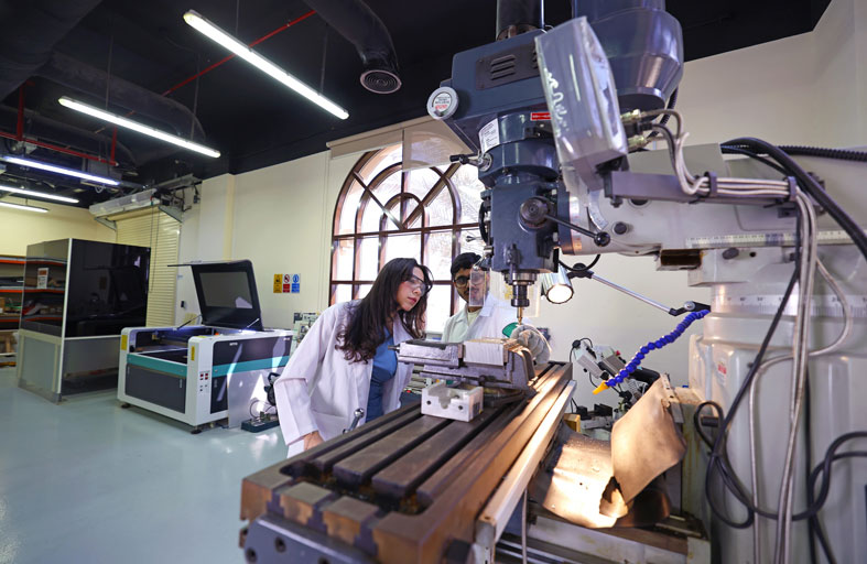 جامعة أبوظبي تستعرض ابتكارات طلابها وحلول الطاقة المستقبلية كشريك أكاديمي لبرنامج «شباب أديبك»