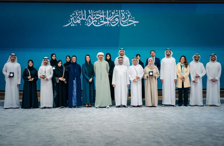 عبدالله بن زايد يكرم الفائزين بجائزة وزير الخارجية للتميز في دورتها الخامسة