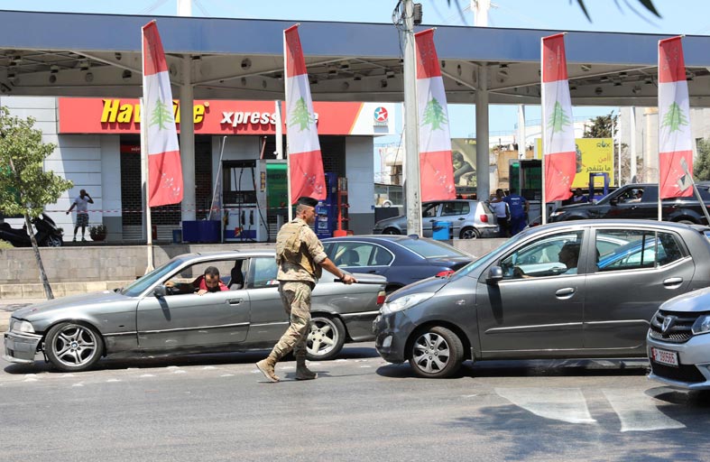 أزمة المحروقات في لبنان.. طوابير لا تنتهي وسقوط جرحى