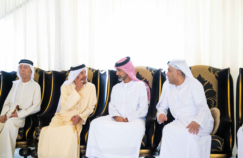 ولي عهد عجمان يقدم واجب العزاء في وفاة سيف حمر عين