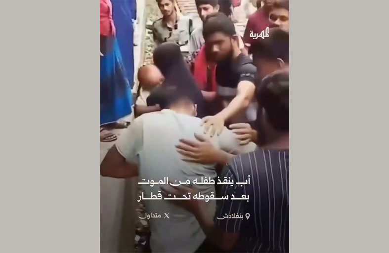 ينقذ طفله من الموت بعد سقوطه تحت قطار 