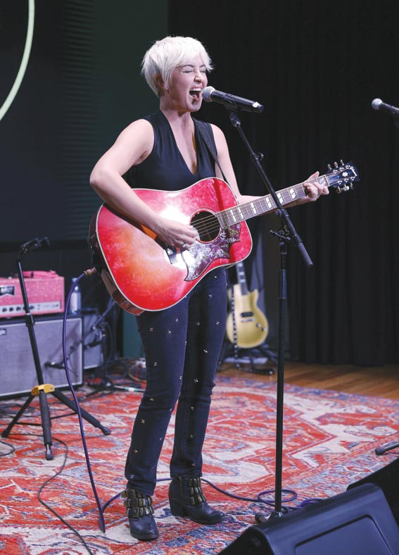 ماجي روز تقدم عرضًا غنائيا في ناشفيل ، تينيسي بالولايات المتحدة. ا ف ب