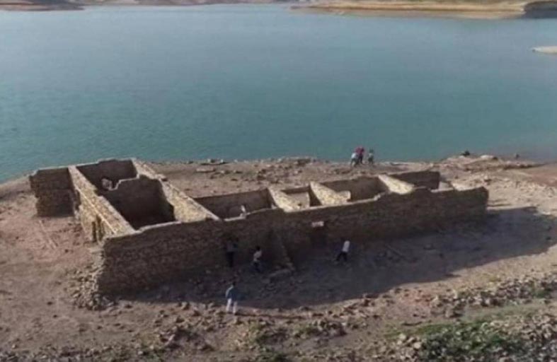 «وجه آخر» لأزمة العراق المائية.. ظهور قرية غارقة منذ 35 عاما
