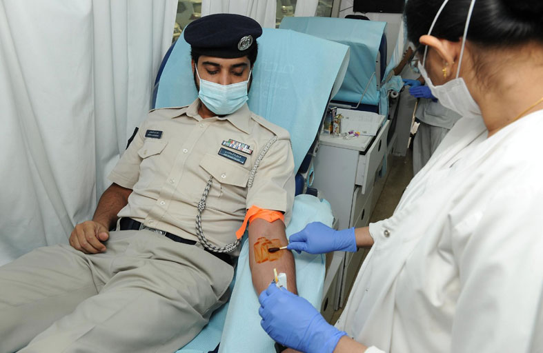 تبرع بالدم في شرطة أبوظبي ضمن اليوم العالمي للعمل الإنساني