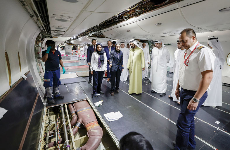 محمد بن راشد يزور مركز طيران الإمارات الهندسي ويطلع على سير العمل فيه