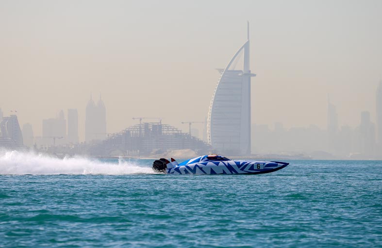 «برج العرب» يتصدر تهنئة دولي الرياضات البحرية بالعام الجديد