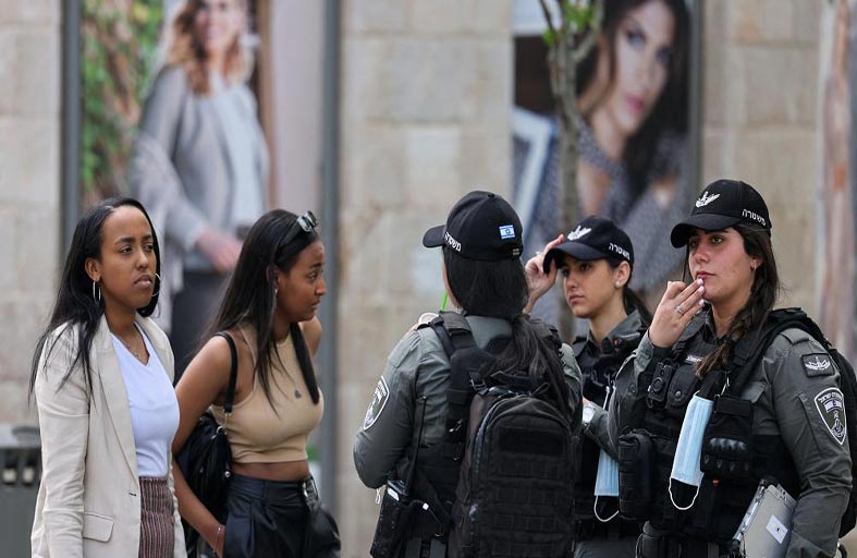 إسرائيل تعفي سكانها من الكمامات في الأماكن المفتوحة