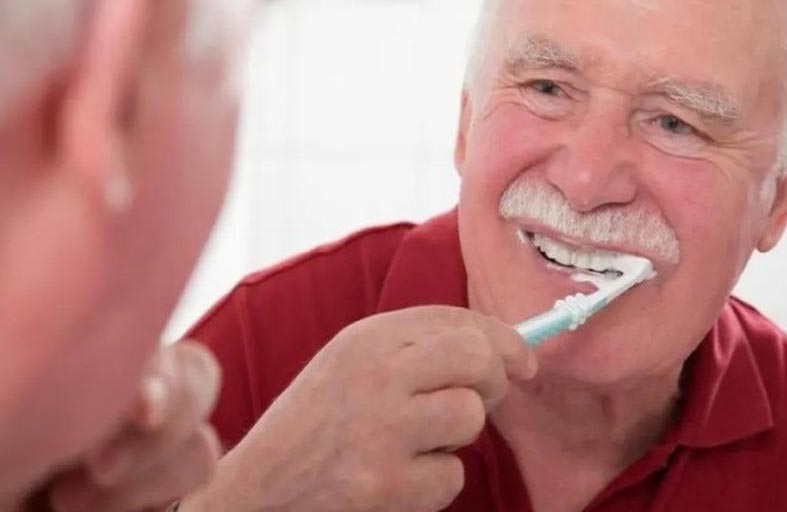 نصائح لكبار السن للوقاية من تسوس جذور الأسنان
