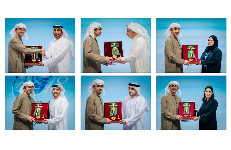 رئيس الدولة يمنح 10 من سفراء الدولة وسام زايد الثاني من الطبقة الأولى 