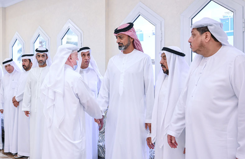 ولي عهد عجمان يقدم واجب العزاء في وفاة شيخة عبدالله الشامسي