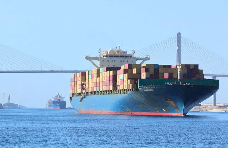 انخفاض التجارة عبر السويس بنسبة 42 % خلال شهرين جراء هجمات الحوثيين