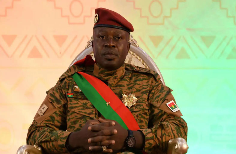 من حل الأحزاب إلى محاكمة داميبا.. الانقلاب يبتلع حلفاءه المدنيين في بوركينافاسو