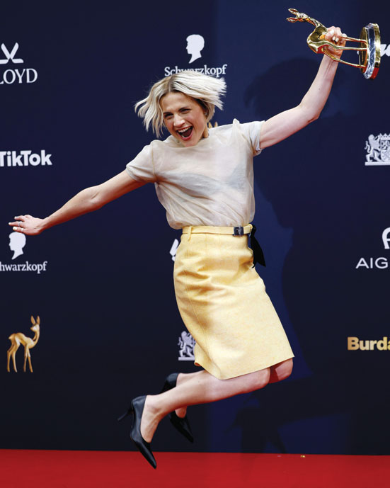 الممثلة الألمانية مالا إيمد تتفاعل مع جائزة بامبي في فئة «الممثلة الوطنية» خلال حفل توزيع جائزة بامبي الإعلامية الألمانية في ميونيخ. ا ف ب