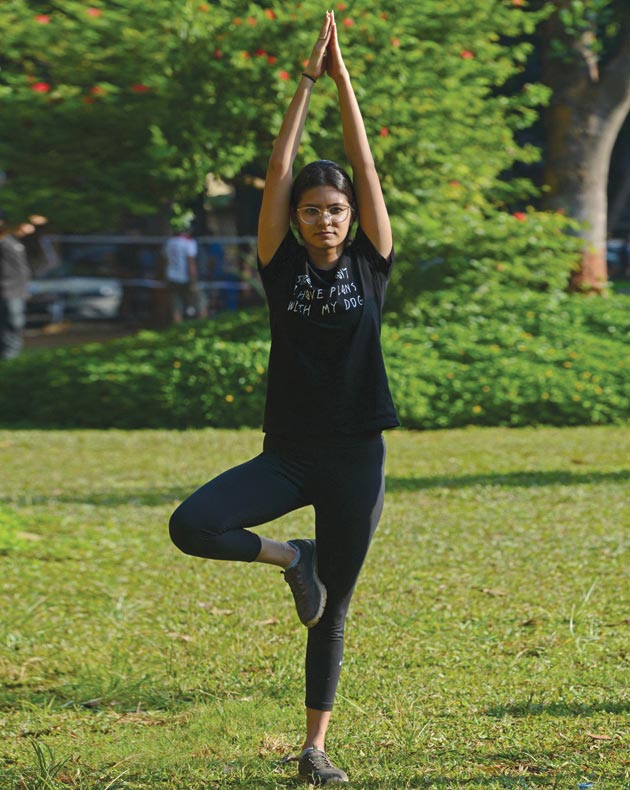 فتاة تمارس رياضة اليوجا قبل اليوم العالمي لليوجا بحديقة عامة في مومباي. ا ف ب