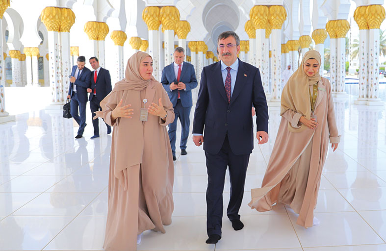 نائب الرئيس التركي يزور جامع الشيخ زايد الكبير في أبوظبي