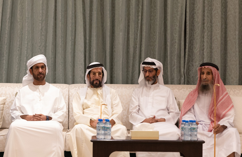 طحنون بن محمد يقدم واجب العزاء بوفاة زيتون المنصوري