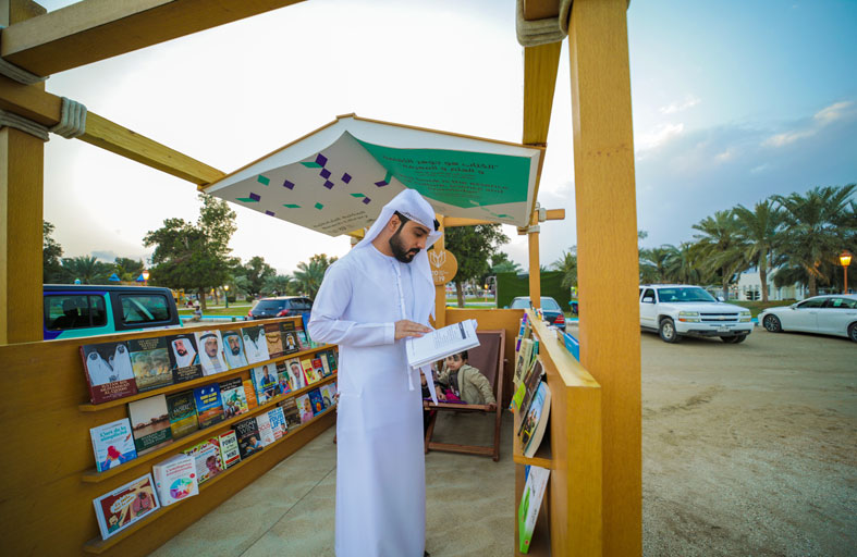 «المكتبة الشاطئية المتنقلة» تنشر ثقافة حُبّ الكتاب على شاطئ كلباء