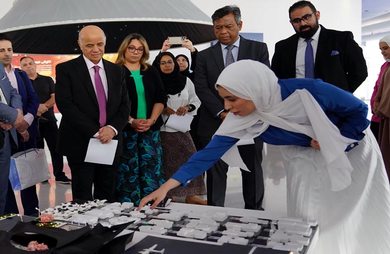 افتتاح معرض «التحول الفضائي: استخدام الذكاء الاصطناعي لتصميم وتصوير الموانئ ومباني النقل الفضائي» بجامعة الشارقة