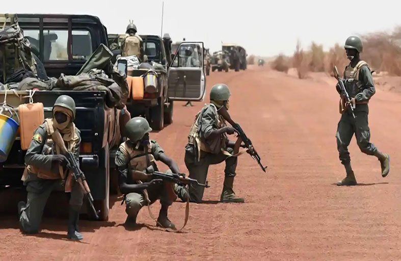 من هجمات خاطفة إلى الحصار.. التنظيمات المسلحة بالساحل الأفريقي تغير تكتيكاتها