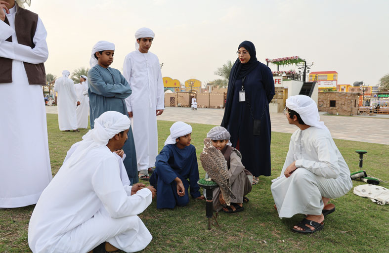 نادي صقّاري الإمارات يُطلق فرعًا موسميًا لمدرسة محمد بن زايد للصقارة وفراسة الصحراء 