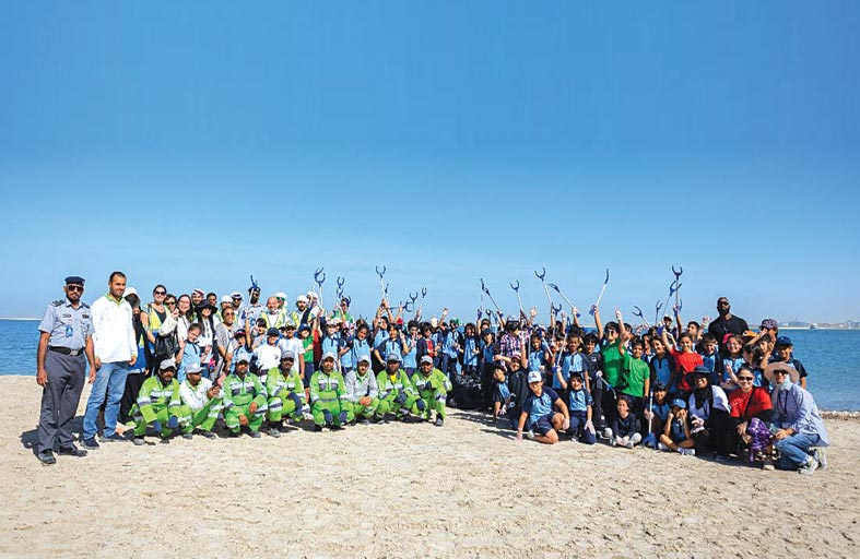 شرطة أبوظبي تشارك في مبادرة تنظيف الشواطئ لمستقبل أكثر استدامة